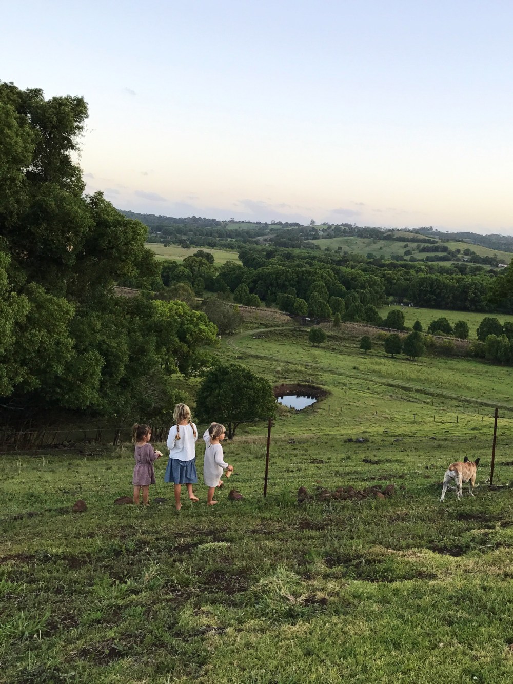 girls-and-rolling-hills