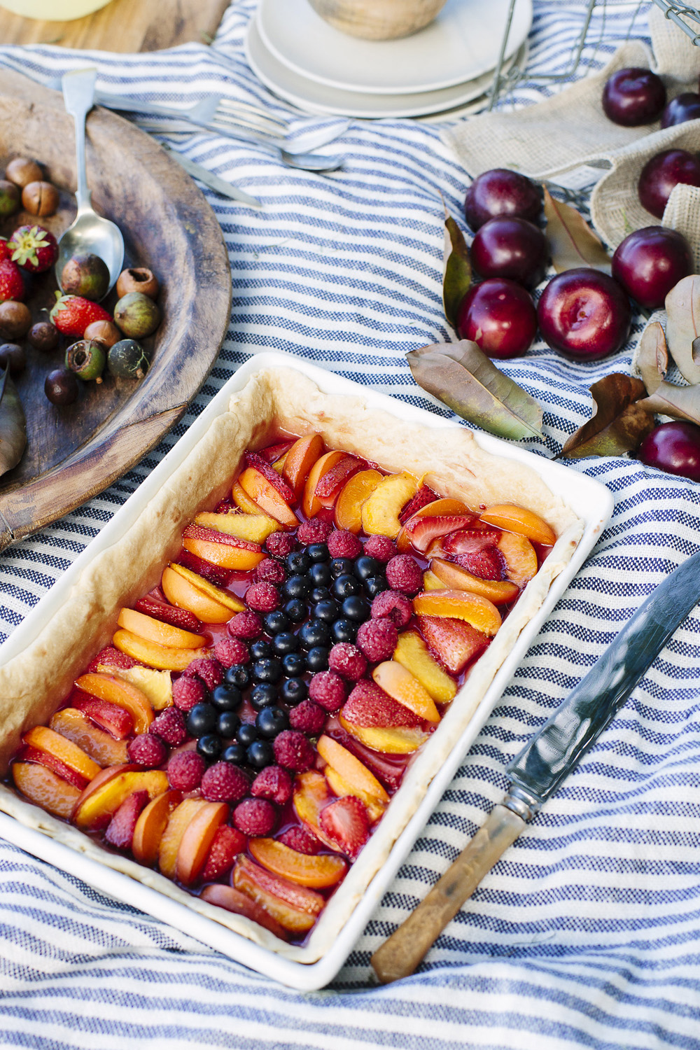 fruit-tart-at-picnic